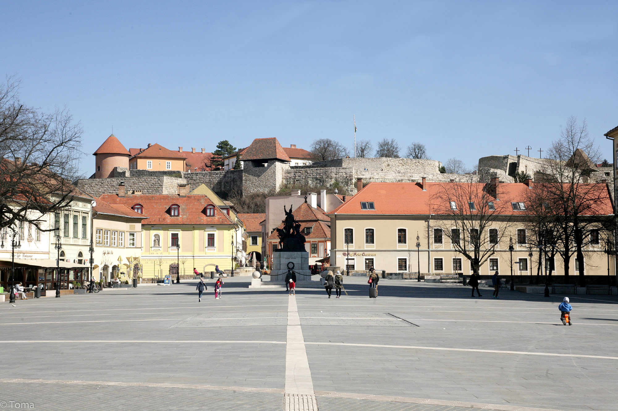 Eger (Photo License: CC BY-NC-ND 2.0)